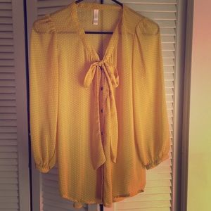 Yellow 3/4 tie front blouse with white polka dots